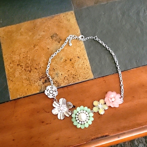 unknown Jewelry - Beautiful flower necklace.